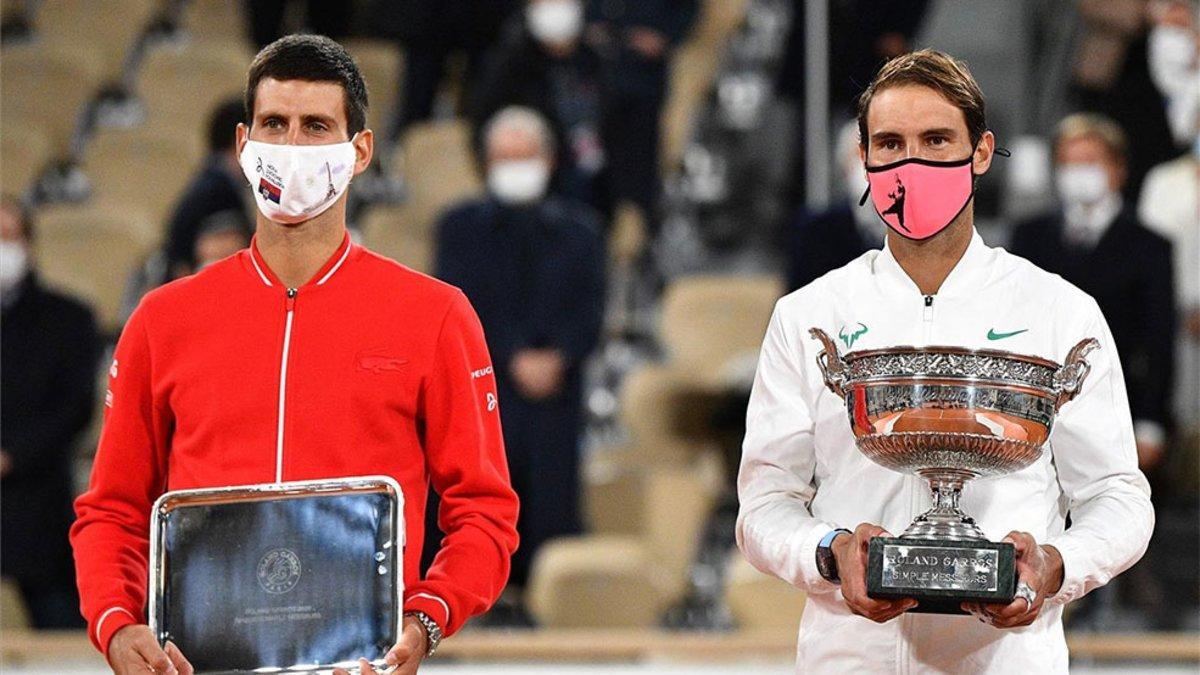 Djokovic posando junto a Nadal con los trofeos