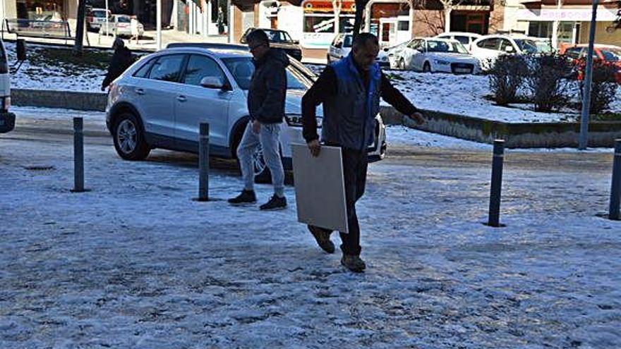 Dos homes caminen damunt de gel a la plaça de Tarascon, davant d&#039;Hisenda, ahir al migdia