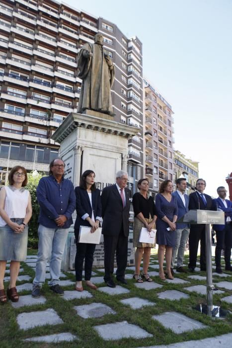 Ofrenda floral a Jovellanos en Gijón