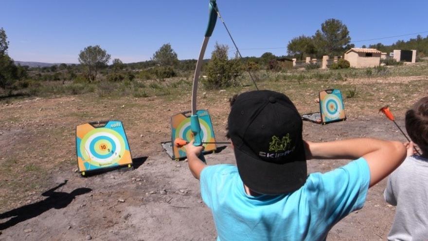 El objetivo principal es el aprendizaje del inglés en un entorno natural.