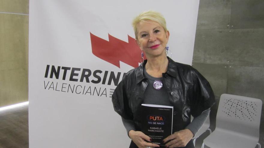 La periodista karmele Marchante, con su libro «Puta no se nace».