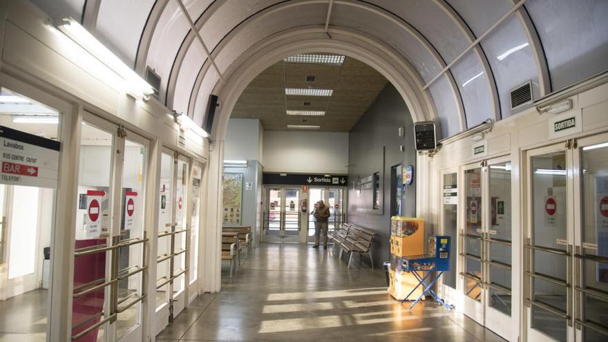 Interior de l&#039;edifici de l&#039;estació de busos de Manresa, ahir.
