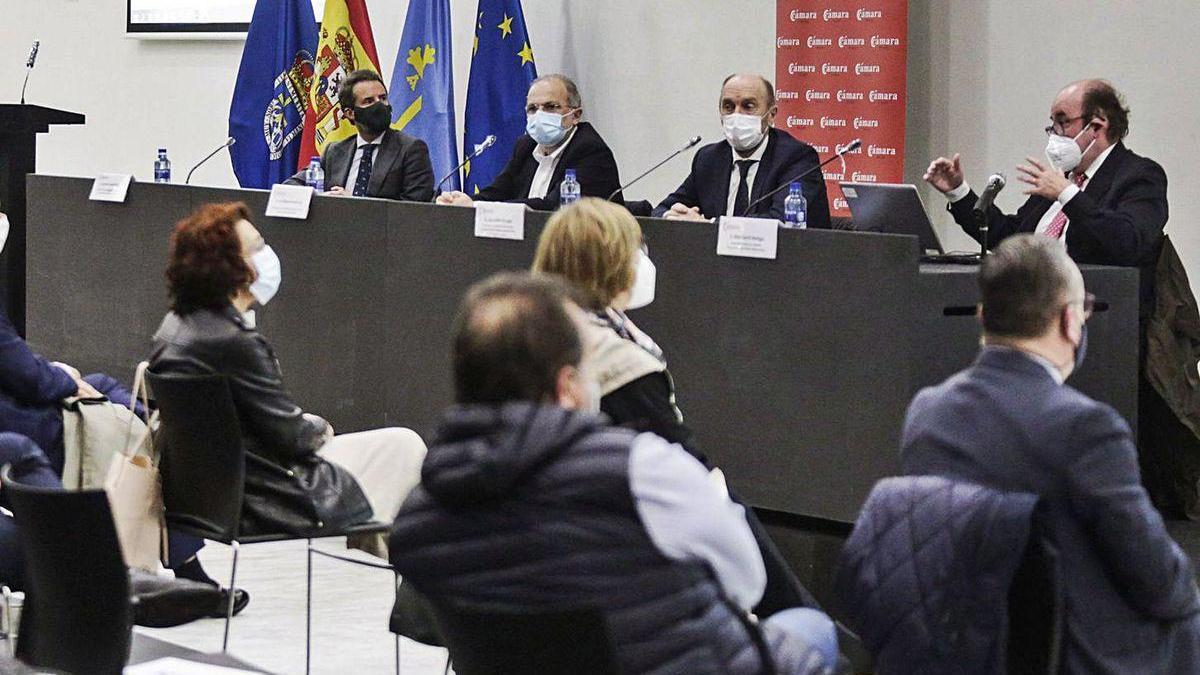 Un momento del acto organizado por la Cámara de Comercio de Oviedo; sentados en la mesa, por la derecha, Mikel Gorriti, Juan Cofiño, José Manuel Ferreira e Ignacio Cuesta.