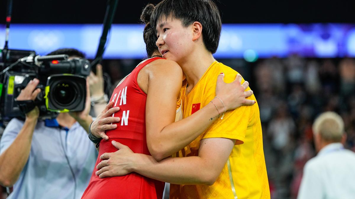 Carolina Marín y He Bing Jiao se abrazan tras confirmarse la retirada por lesión de la española en las semifinales de los Juegos Olímpicos de París