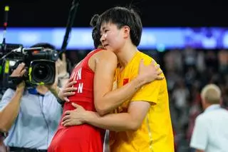Carolina Marín: "El gesto de He Bing Jiao en el podio es de los más bonitos que han tenido hacia mí"