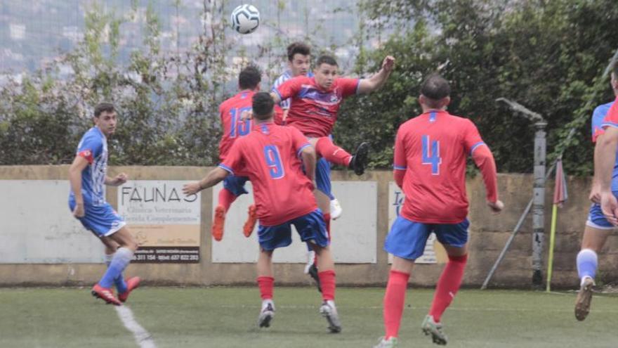 Una disputa aérea en el partido de ayer en Domaio. |  // SANTOS ÁLVAREZ