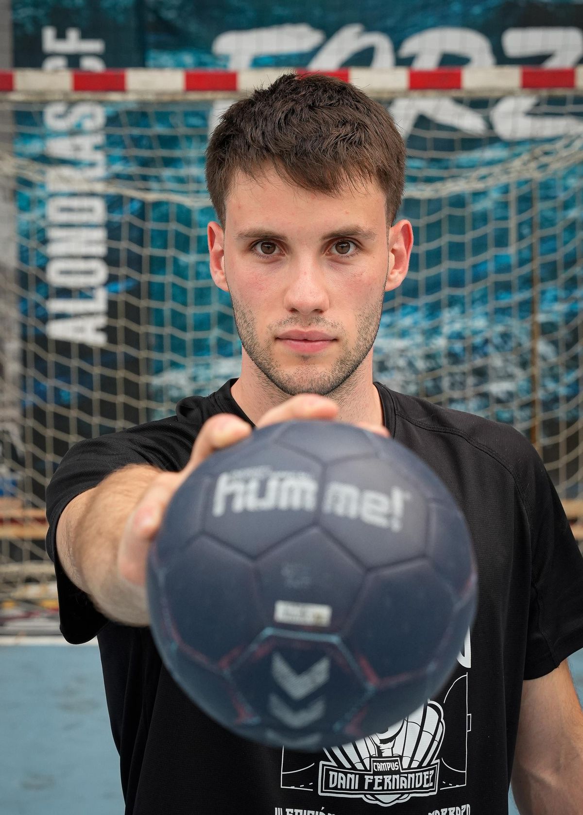 Dani Fernández, con el balón ayer en el polideportivo de O Gatañal.