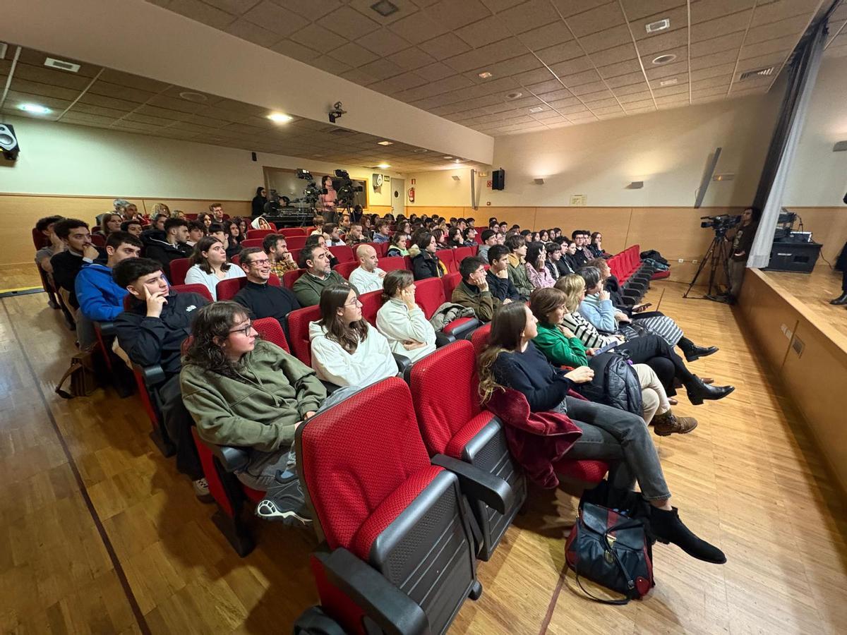 Público asistente a las jornadas de empleo del Cislan y Valnalón