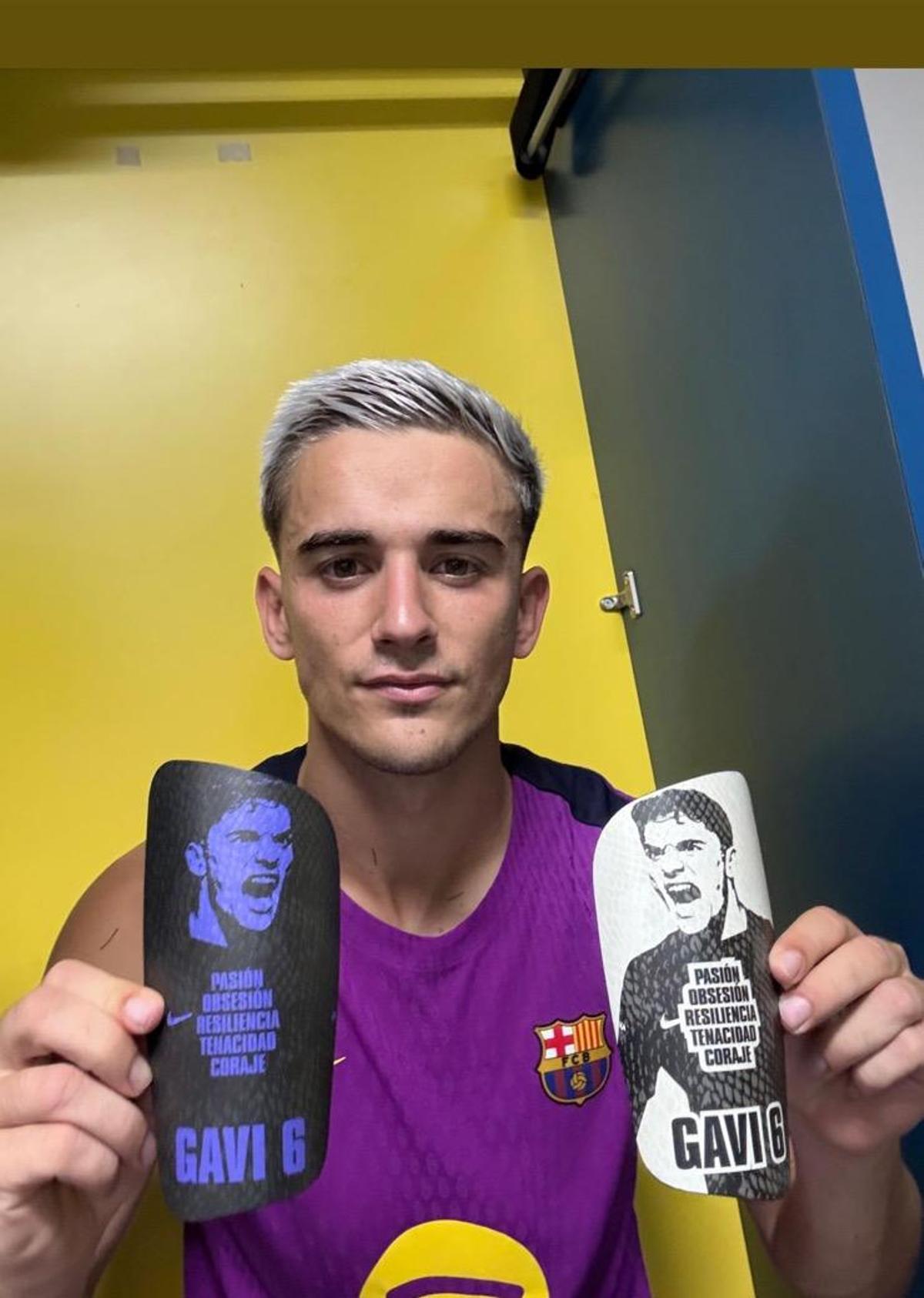 Gavi con sus nuevas espinilleras