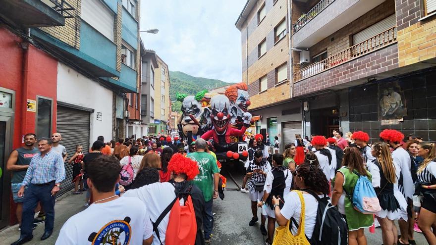El desfile del Descenso Folklórico del Nalón, una de las fiestas más esperadas del verano