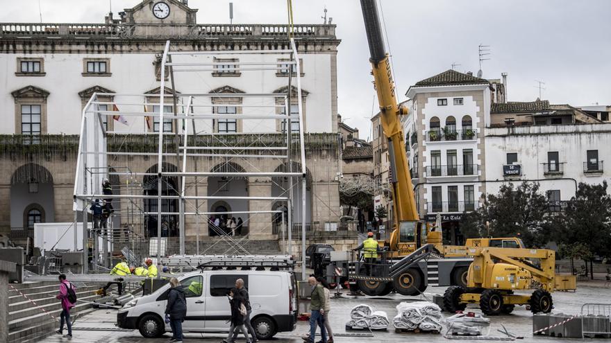 GALERÍA | La plaza Mayor de Cáceres se prepara para la Copa de España de Escalada