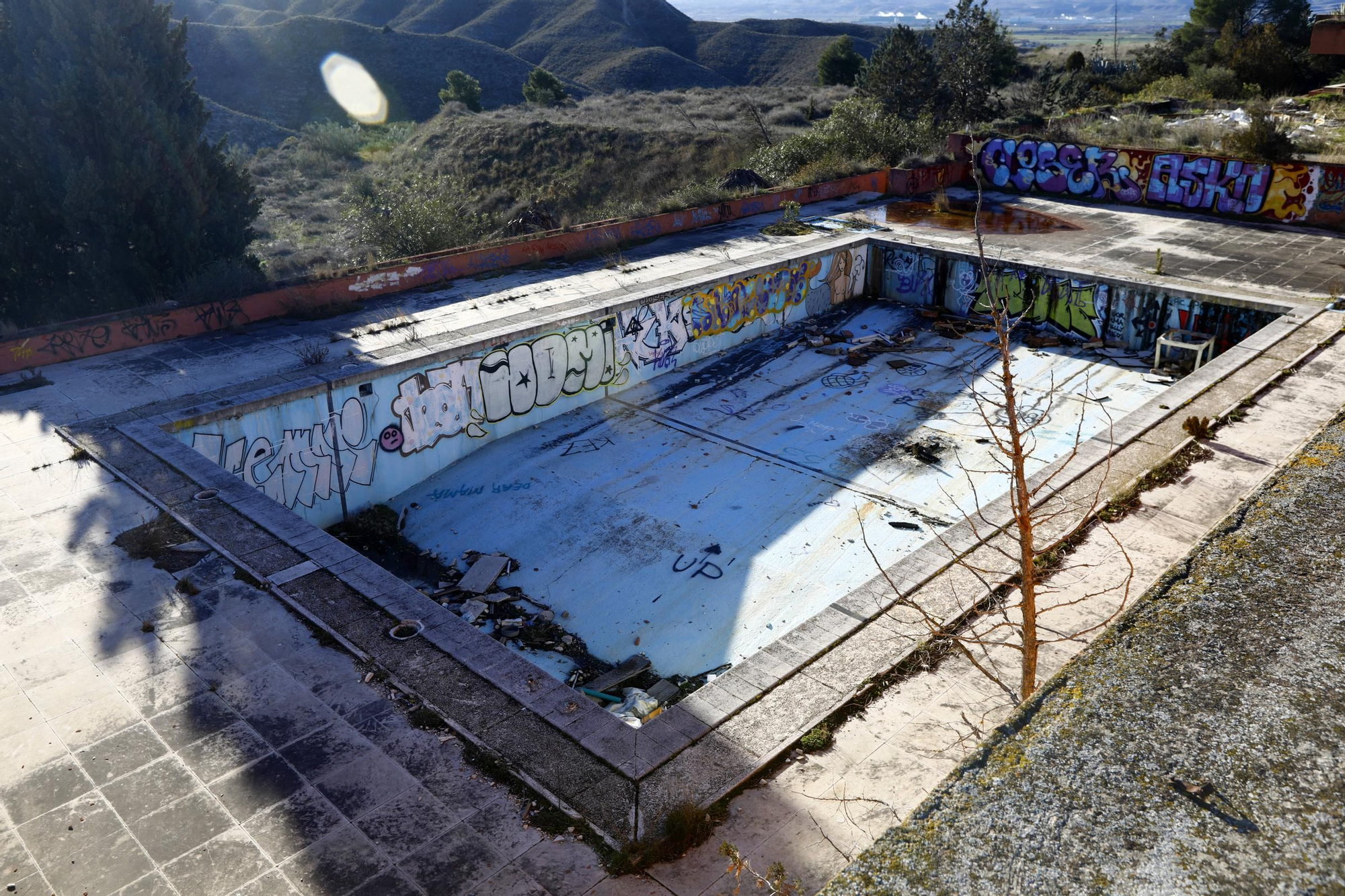 Así se encuentra el abandonado casino Montesblancos, en Alfajarín