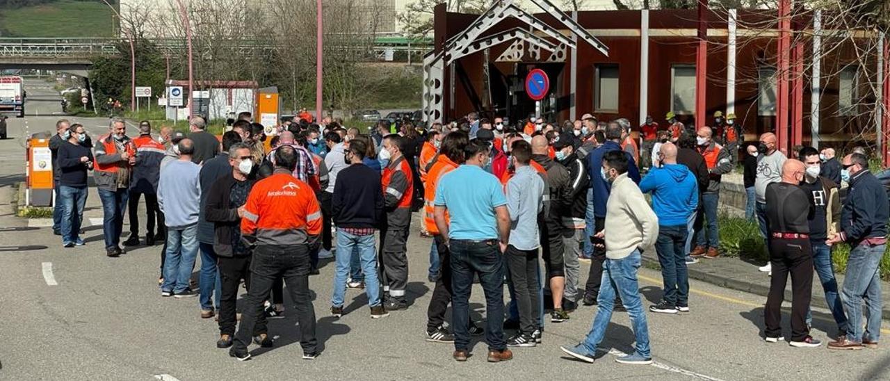 La concentración organizada ayer a la entrada de la factoría.