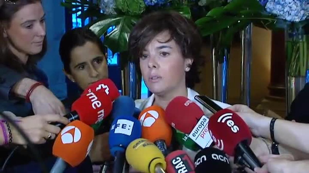 La vicepresidenta, Soraya Sáenz de Santamaría, pregunta a Carles Puigdemont fins quan seguirà abusant de Catalunya. 