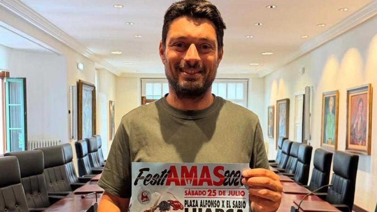 Ismael González con el cartel anunciador.
