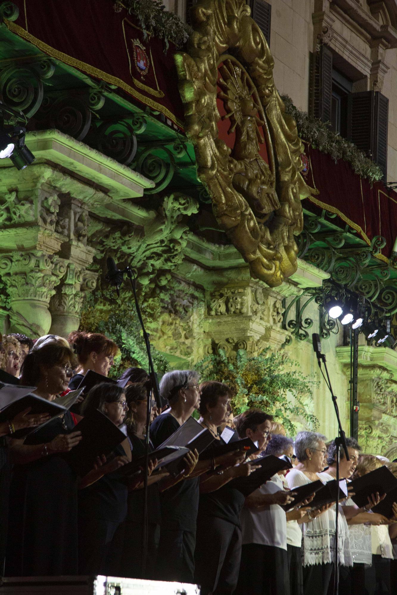 Celebración de La Alborada en honor a la Virgen del Remedio en la Plaza del Ayuntamiento de Alicante