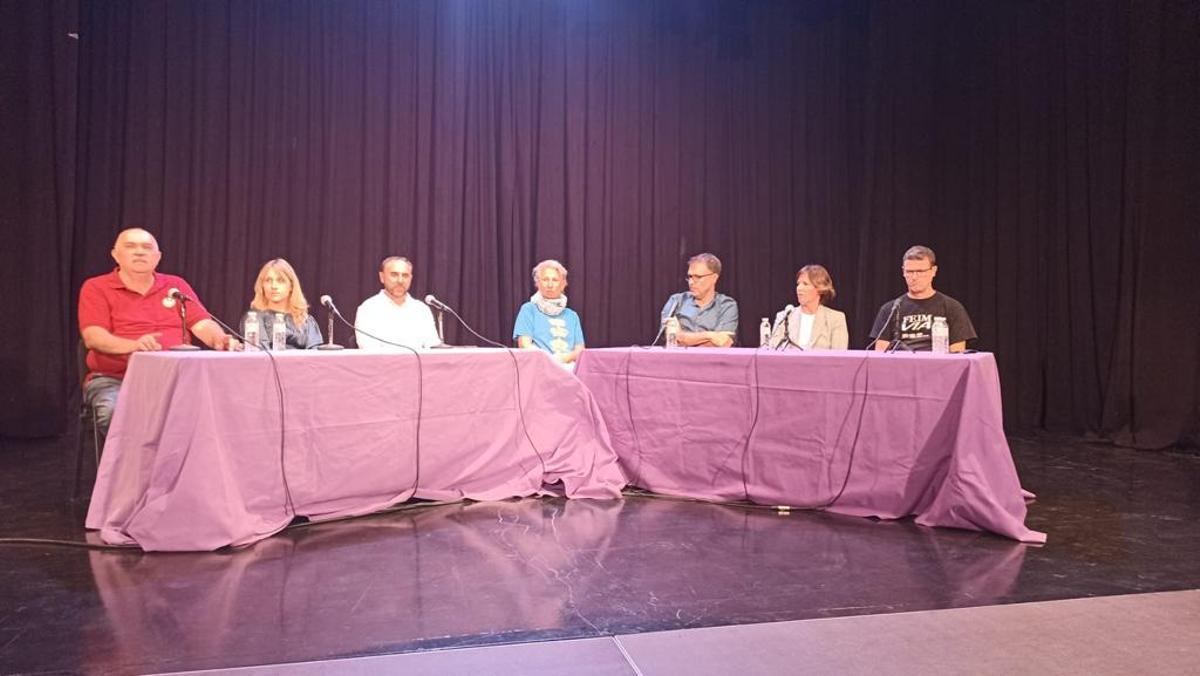 Imagen del debate de los alcaldes del Llevant y representantes de las asociaciones hoteleras, en el teatro de Son Servera.