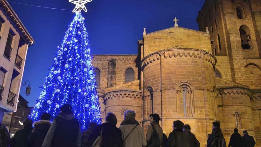 El belén de luces de la Plaza Mayor, lugar donde se activó el interruptor del encendido.