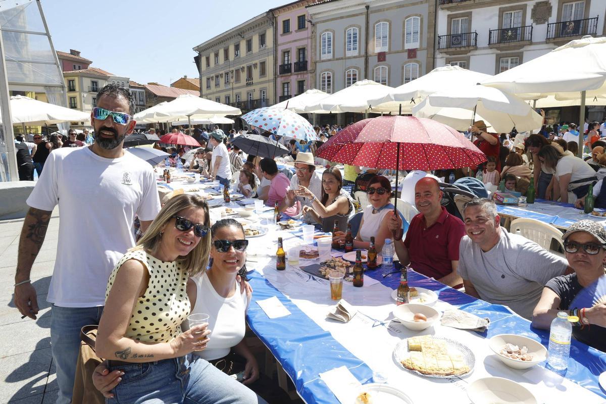 EN IMÁGENES: La multitudinaria Comida en la Calle en Avilés