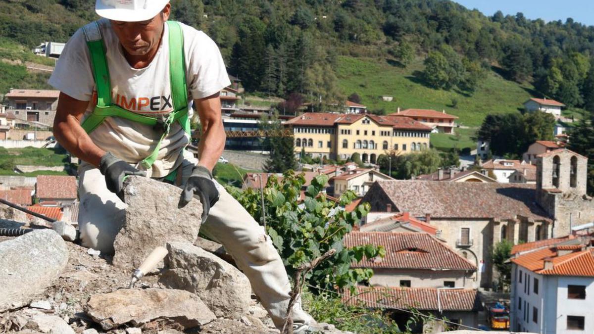 Un operari treballant als jardins de Can Vincke | ACN