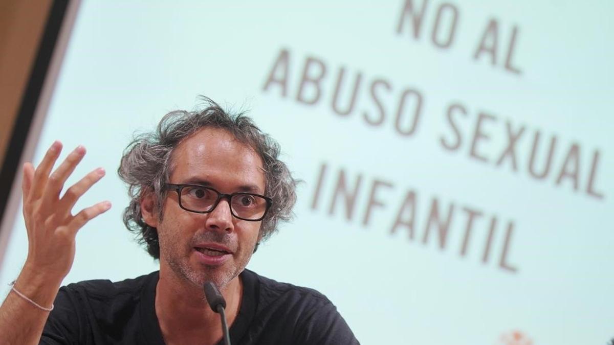 James Rhodes durante un acto en contra de los abusos sexuales.