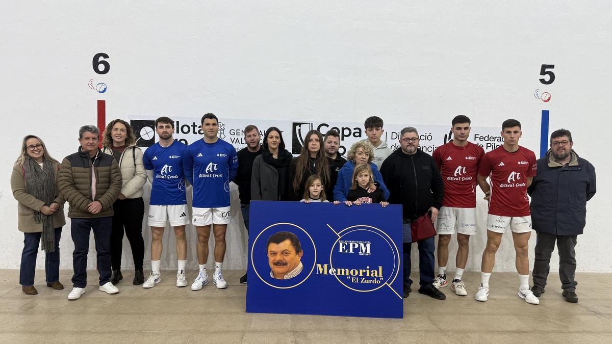 Jugadors, autoritats i la família d'Emilio Peris, abans de començar el Memorial