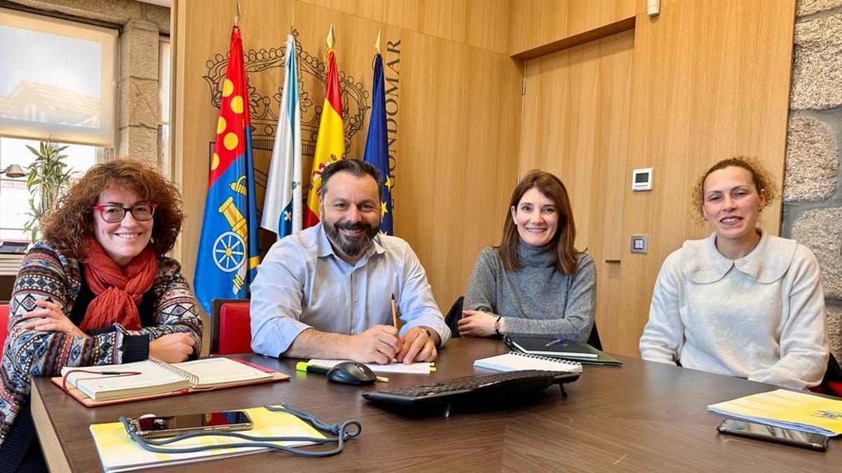 El alcalde y la edil Nuria Lameiro, tras firmar el convenio con las representantes de Aldeas Infantiles.