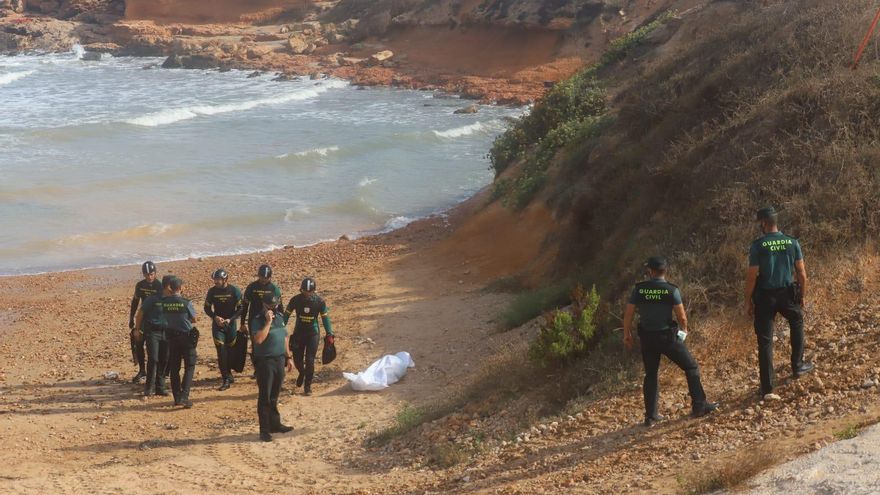 La Guardia Civil rescata en la cala de La Higuera el cuerpo del joven desaparecido en Torrevieja