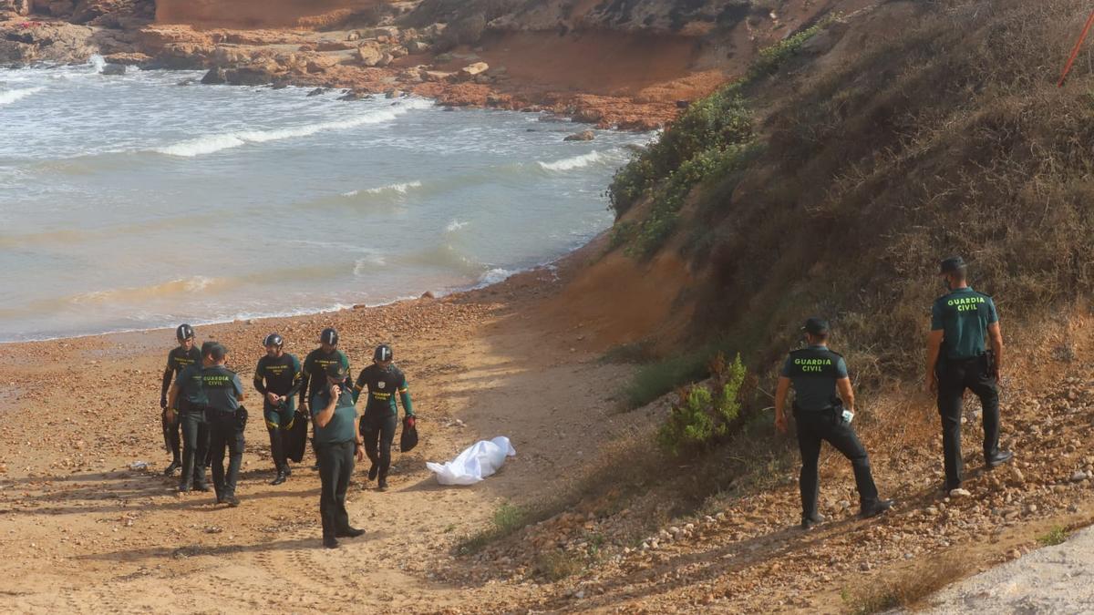 La Guardia Civil rescata en la cala de La Higuera el cuerpo del joven de 23 años desaparecido en Torrevieja