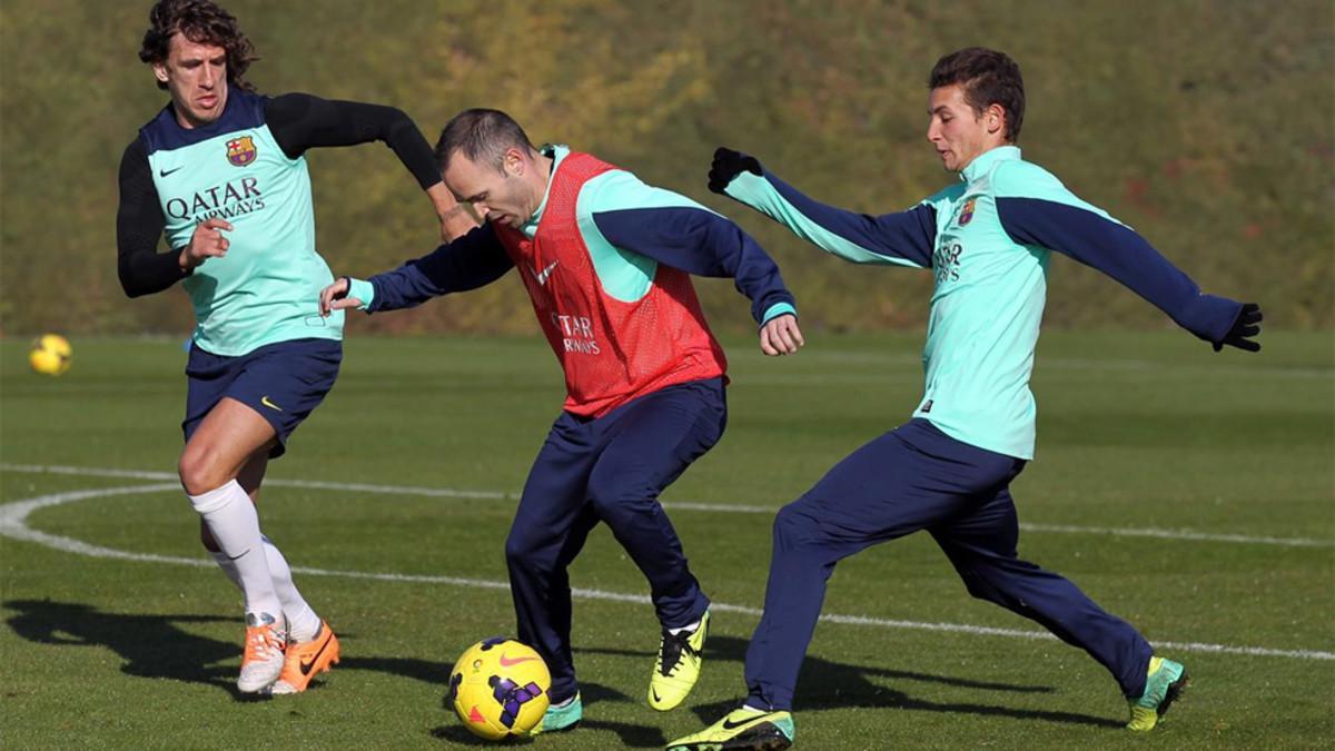 Babunski, con Puyol e Iniesta en un entrenamiento cuando estaba en el Barça B