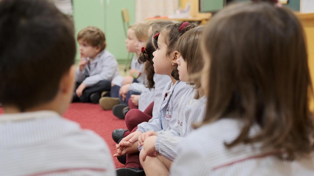 Varios alumnos en un aula de las Dominicas Oviedo
