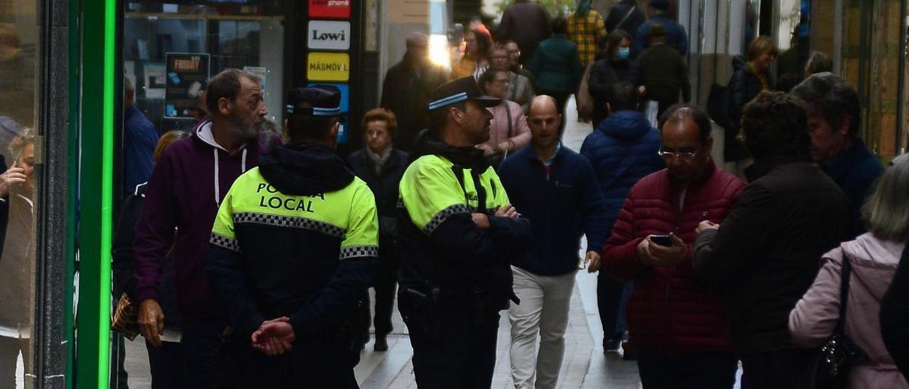 Policías locales de Plasencia, que aumentarán su presencia en las calles en Navidad.