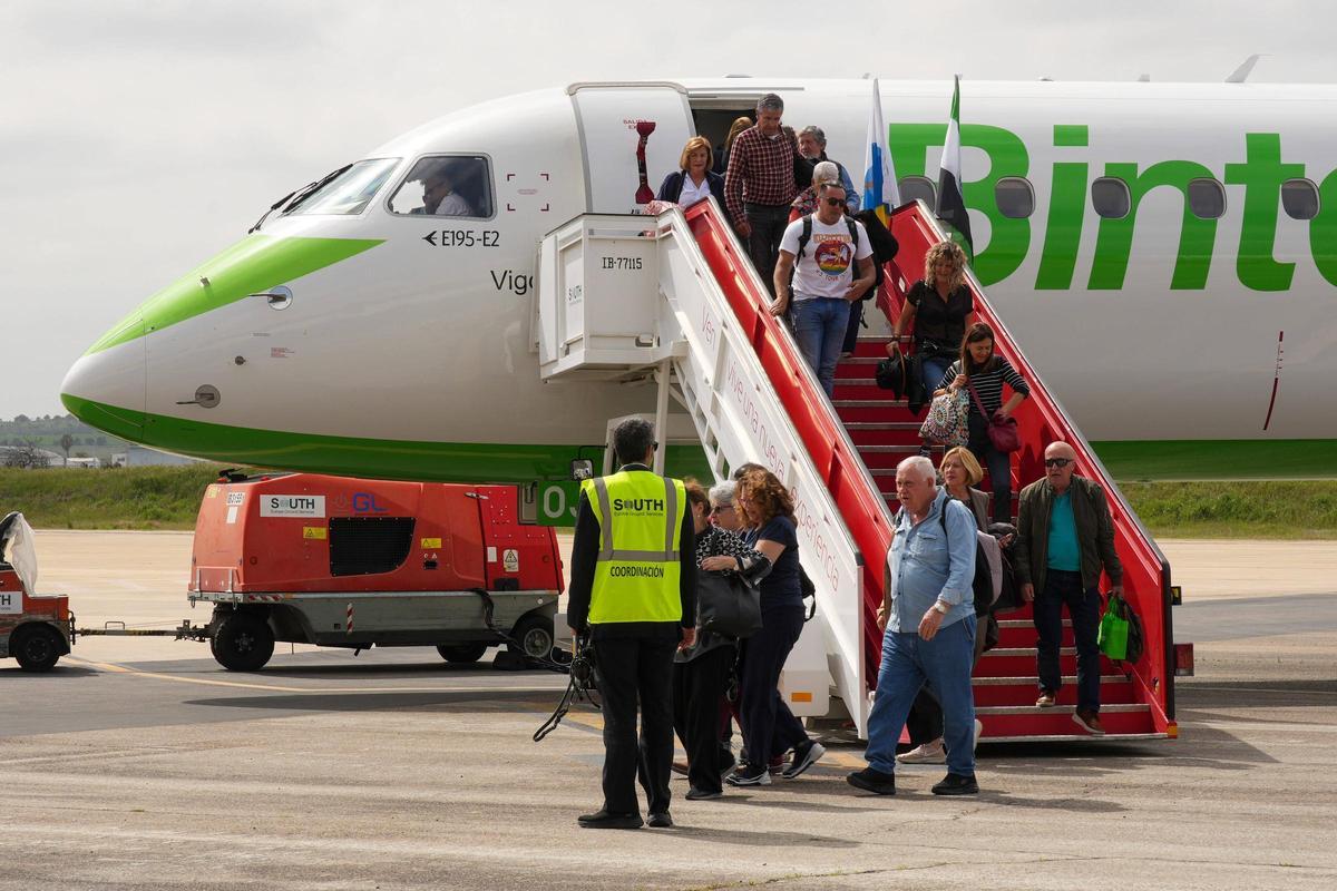 Un avión de Binter aterriza en el aeropuerto de Badajoz.