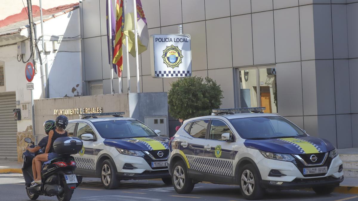 Rojales paga 2.600 euros de horas extra a un policía que estuvo teletrabajando