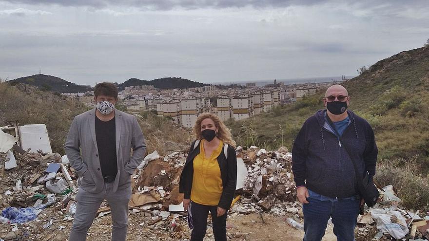 Nicolás Sguiglia, Remedios Ramos y Juan Jiménez, de Adelante Málaga, junto a escombros en el Monte Coronado el miércoles.  | A.V.
