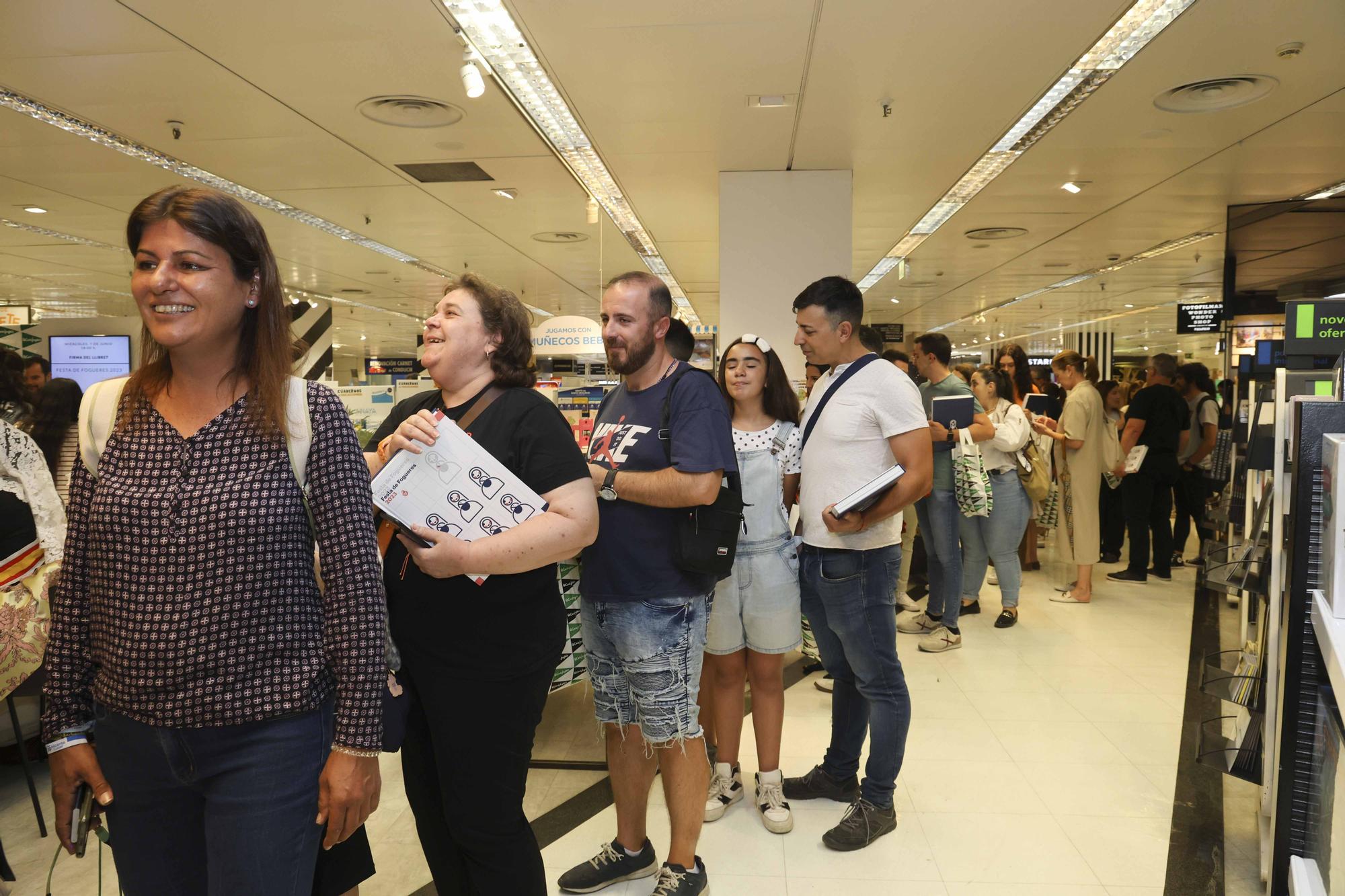 Les Belleas del Foc y sus Damas de Honor firman el Festa de Fogueres en El Corte Inglés