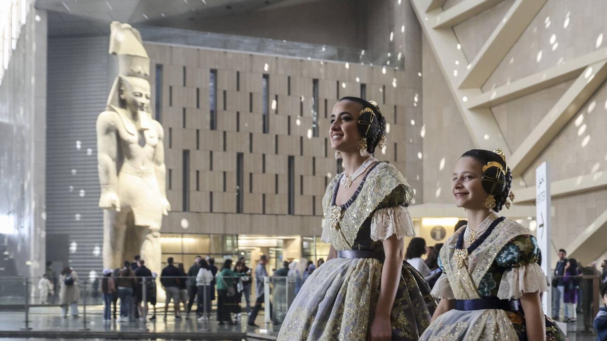 La falleras, en el hall principal del Museo del Cairo
