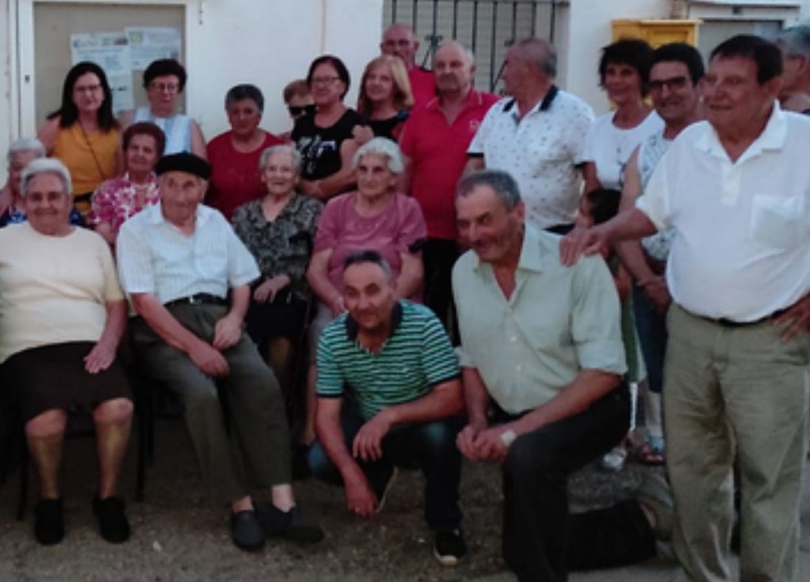 Los jubilados de Quintanilla de Urz retoman la actividad en un encuentro con una vecina centenaria | E. P.