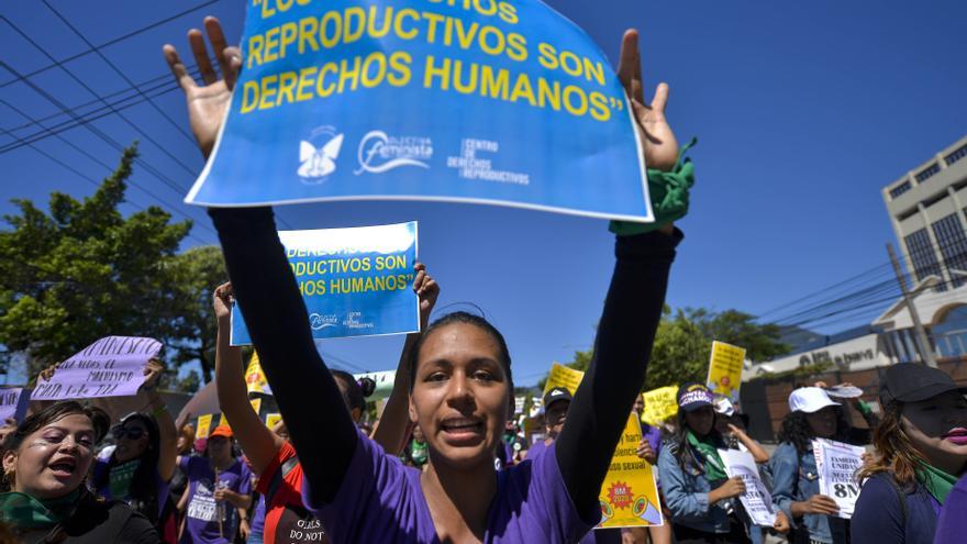 Condenan a una joven a 50 años de cárcel por abortar en El Salvador