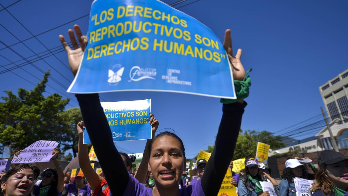 Manifestación por los derechos de las mujeres en San Salvador, El Salvador.