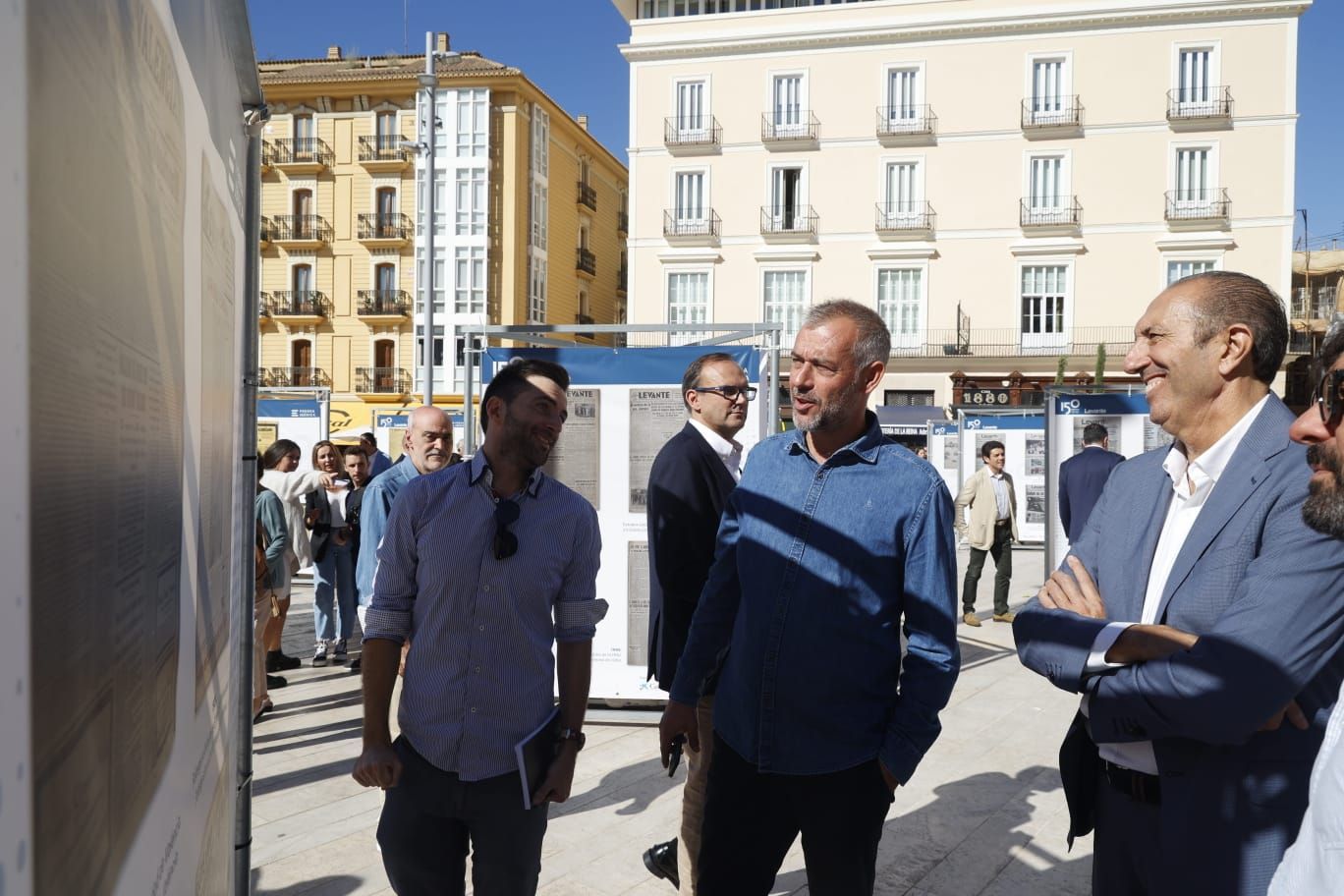 Levante-EMV expone 150 portadas para la historia en la plaza de la Reina