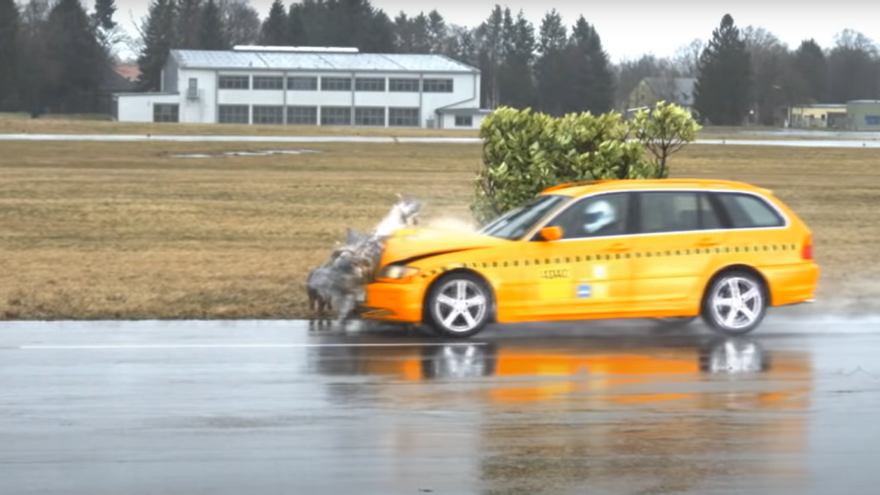 El &quot;crashtest&quot; que muestra los daños que ocasiona uno de los accidentes de coche más habituales en Asturias