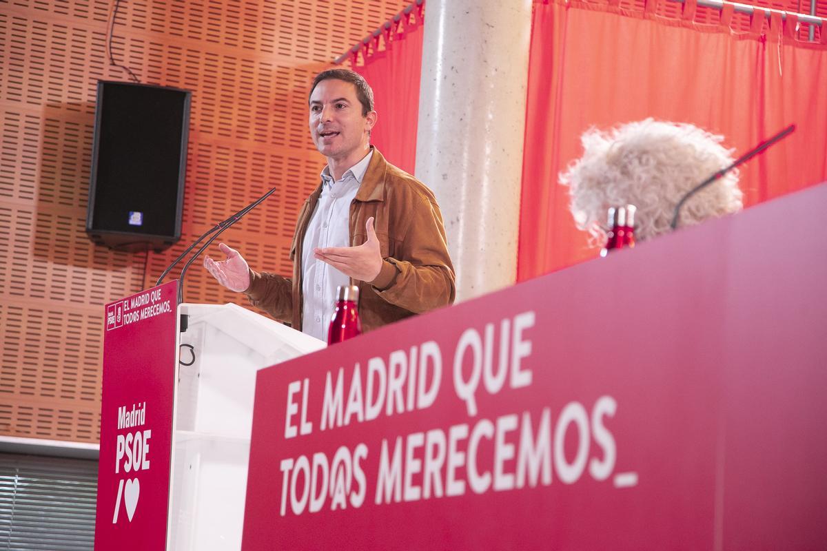 El secretario general del PSOE de Madrid (PSOE-M), Juan Lobato, en la reunión del Consejo de Alcaldes del partido, el pasado 26 de febrero de 2022, en Alcalá de Henares.