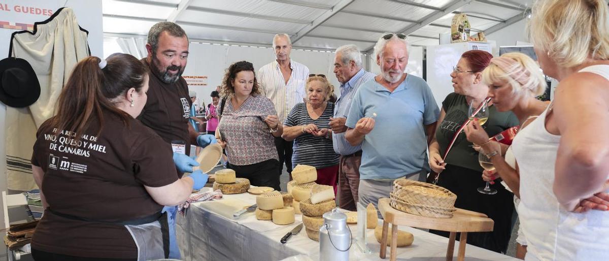 Clientes locales y extranjeros prueban el cuajo de la quesería artesanal Los Guedes.