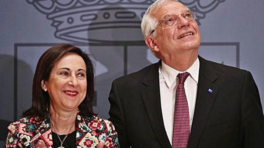 Josep Borrell, amb la ministra de Defensa, Margarita Robles.