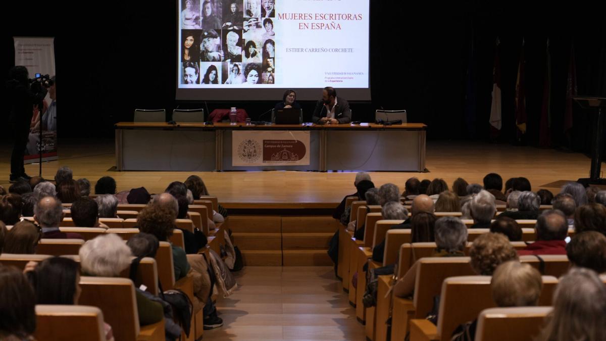 Conferencia en el salón de actos del Campus Viriato.
