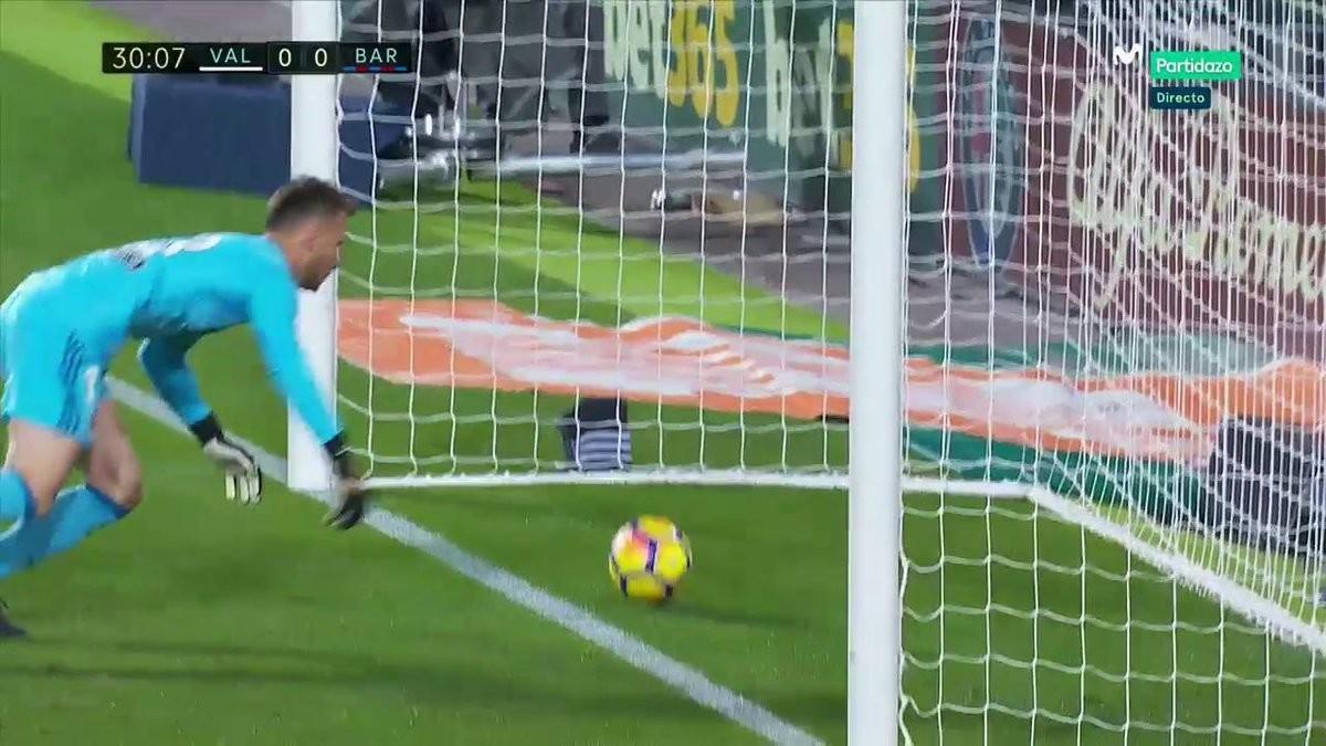 El balón traspasa la línea de gol ante Neto.