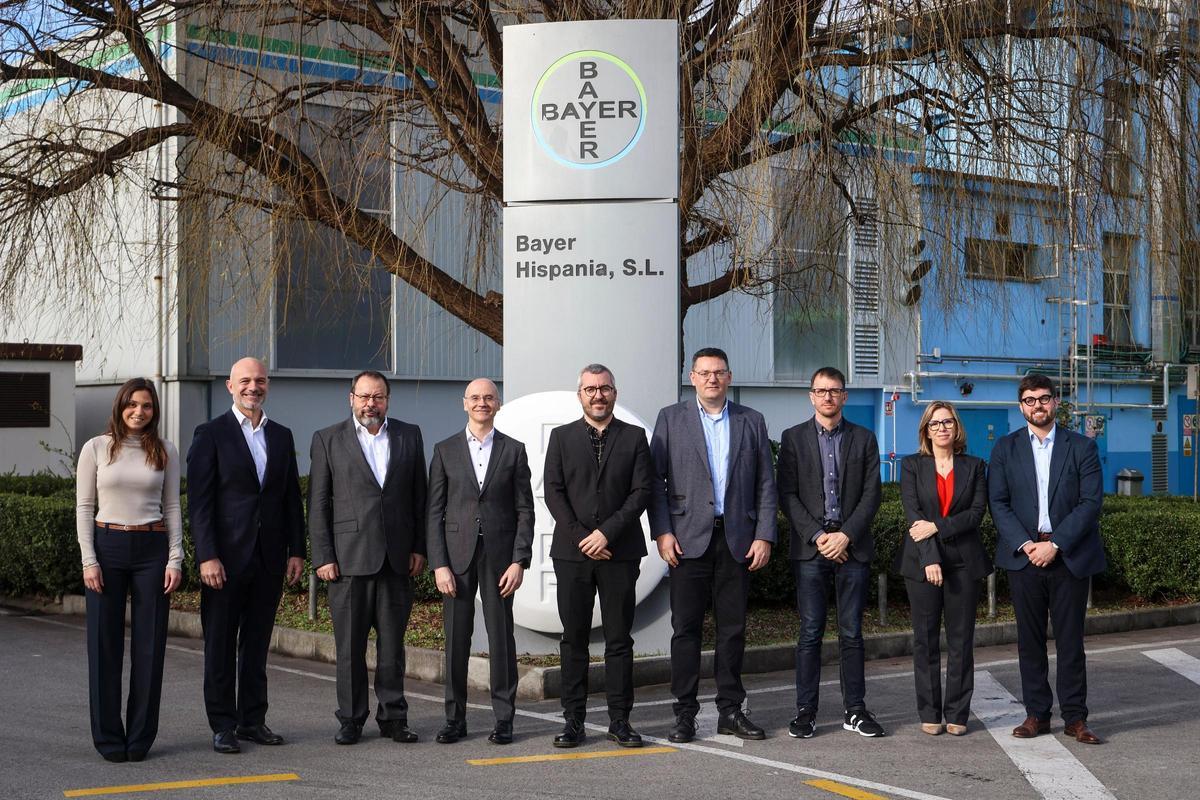 Javier Padilla, en el centro, entre el CEO de Bayer Iberia, Jordi Sánchez, a la izquierda, y el director de la planta de Lada, Jorge Álvarez