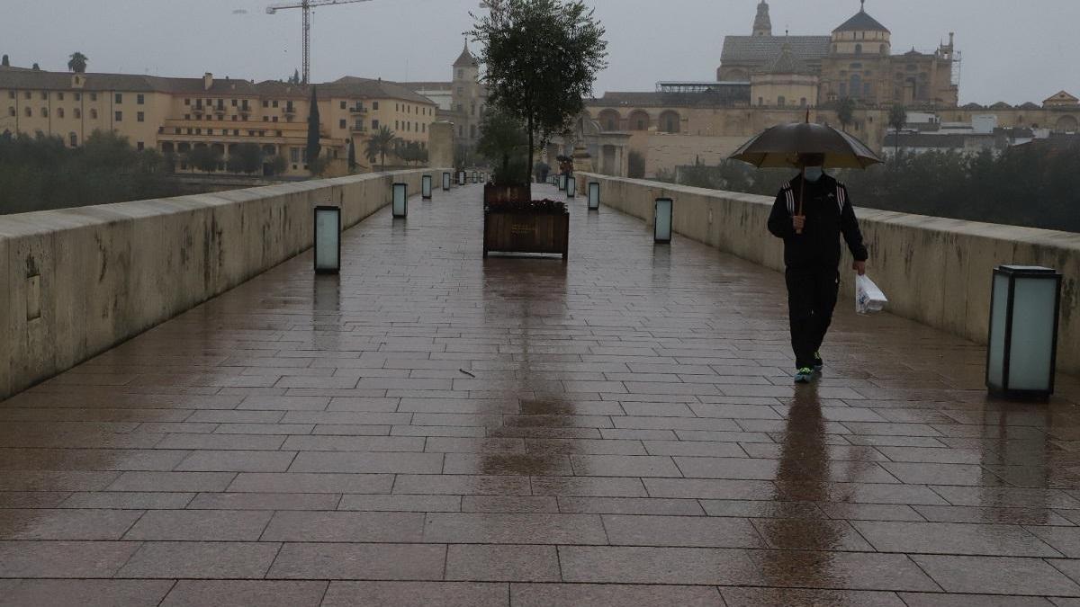 Puente sin turistas en una Córdoba que lucha por frenar el coronavirus