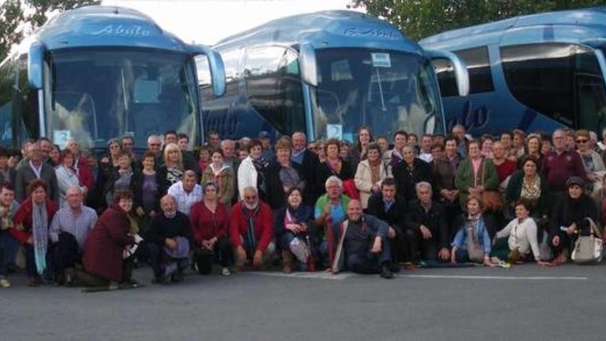 Un centenar de vecinos de Portas acuden a la Festa da Cereixa e do Aceite en Ribas de Sil